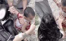 Cô gái nhảy xuống nước cứu em bé dù vẫn đang đeo ống truyền dịch trên tay