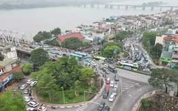 Ùn tắc do cấm cầu Long Biên, cảnh sát phải điều tiết nhiều loại xe qua cầu Vĩnh Tuy