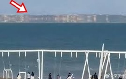 Biển bỗng xuất hiện "đoàn tàu xếp bằng gạch" lơ lửng, chủ homestay nói chưa từng thấy suốt 30 năm