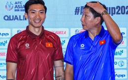 Văn Hậu gây sốt vì hành động tinh tế với HLV Kim Sang-sik, màn so chiều cao của hai trò mới cực đáng yêu