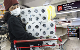 Xung đột Trung Đông kéo dài, người dân Nhật Bản đổ xô tích trữ giấy vệ sinh