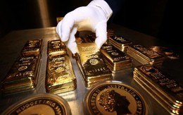 Giá vàng vượt mốc 4.500 USD/oz, một thế lực "xả kho" hàng tấn vàng