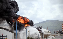 Kho dầu Israel trúng mảnh vỡ tên lửa, bốc cháy dữ dội