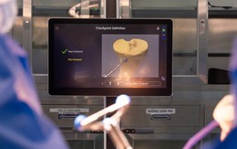 Bệnh viện của tỷ phú Phạm Nhật Vượng triển khai công nghệ robot từ Mỹ: Tích hợp “trợ lý” AI, sai số phẫu thuật dưới 1mm