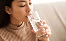 Ngủ dậy nên đánh răng trước hay uống nước trước? Nhiều người đang làm sai