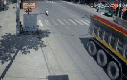 Xe tải làm đứt dây điện, người phụ nữ ngã nhào ra đường: Công an vào cuộc