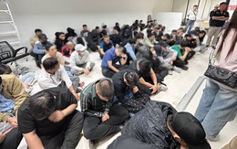 Cảnh sát Thái Lan bắt giữ 94 người Việt tại tụ điểm cờ bạc trực tuyến, thu giữ hơn 500 điện thoại