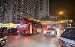 Điều động 2 xe chữa cháy và 15 chiến sĩ dập hỏa hoạn ở chung cư Linh Đàm