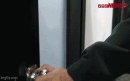 Khoảnh khắc Công an ập vào “tóm gọn” team Xôi Lạc TV, nhiều nhân viên đang ngồi trước dàn máy tính không kịp phản ứng