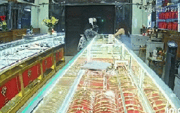 Người đàn ông có hành động bất thường tại tiệm vàng: Bí mật tập giấy A4 để lại trên tủ kính