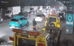 Kinh hoàng khoảnh khắc ô tô con gây tai nạn liên hoàn ở Hà Nội, nhiều người cấp cứu