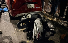Hiện trường vụ ô tô 4 chỗ tông liên hoàn ở Hà Nội khiến nhiều người bị thương, xe máy nằm la liệt
