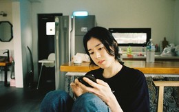 10 năm đi Nhật về lần đầu tôi dẫn mẹ đi du lịch Đà Nẵng: Vừa ngồi vào bàn ăn mẹ hỏi 1 câu, tôi trốn vào nhà vệ sinh khóc