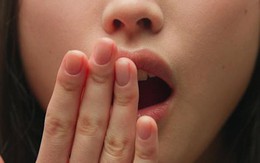 Vẫn bị hôi miệng dù đánh răng bao nhiêu lần đi nữa, bác sĩ tiết lộ "thủ phạm thực sự": Nhiều người ho ra "hạt gạo" có mùi hôi