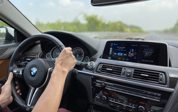 Vừa lái ô tô vừa nghe nhạc có vi phạm không? Tài xế có thể bị phạt tới 6 triệu đồng nếu bỏ qua chi tiết này