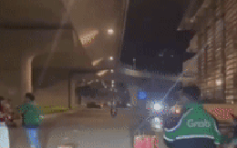 Người mặc áo xe ôm công nghệ có dấu hiệu gây rối trước nhà ga T3 - sân bay Tân Sơn Nhất