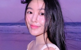 Lọ Lem không mặc bikini, ra biển vẫn là "thần"!