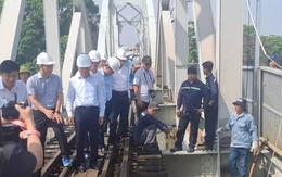 Vụ sà lan đâm cầu Ghềnh: Gia cố tạm thời, thông đường sắt Bắc - Nam sáng 12/3