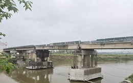 Một cây cầu nối tuyến huyết mạch ở Phú Thọ sửa chữa nhiều năm chưa xong