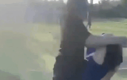 Xem clip con trai bị bạn đánh tới tấp, người mẹ lập tức báo công an