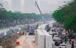 Rào chắn thi công bủa vây, người Hà Nội chật vật trong ùn tắc