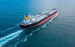 Giữa lúc cả thế giới lên 'cơn khát', hơn 1,2 triệu thùng dầu vẫn đang mắc kẹt tại láng giềng Việt Nam, chuyện gì đang xảy ra?