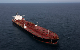 Siêu tàu treo cờ Nga, có khả năng chở hơn 2 triệu thùng dầu, bất ngờ được đi qua eo biển Hormuz: Iran có ý định gì?