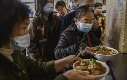 Ca sĩ "càn quét" 5 tô mì ở quán lề đường, quán ăn vô danh bất ngờ vỡ trận đến mức phải hoàn tiền
