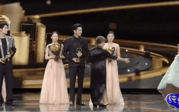 Trên đời có duy nhất 1 người cười hở lợi vẫn đẹp khủng khiếp, đẻ sớm 1.000 năm thì giai nhân thời cổ đều phải làm nền