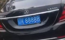 Gia đình chôn chiếc Mercedes biển 8888 cùng người đàn ông quá cố