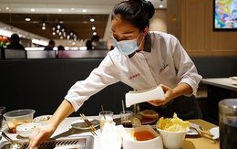 Cựu nhân viên Haidilao "bóc phốt": Quản lý ép nhân viên tự bỏ tiền túi mua quà 1,7 triệu đồng đền cho khách