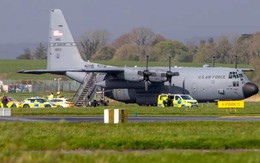 Máy bay quân sự Mỹ "hư hại nghiêm trọng" vì bị bổ liên tiếp bằng rìu