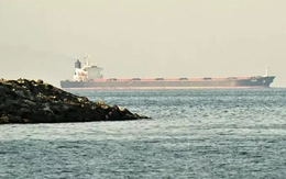 Ba siêu tàu chở dầu đi qua eo biển Hormuz giữa lệnh ngừng bắn mong manh