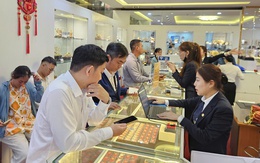 Tối 12-4, giá vàng miếng SJC thấp hơn vùng đỉnh trên 18 triệu đồng, chưa vội mua vào?