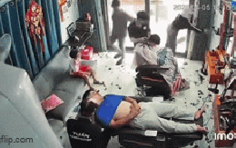 "2 phút" của người mẹ đưa con đi cắt tóc, khiến chủ tiệm kinh ngạc: Sự tử tế hút hơn 1,2 triệu lượt xem