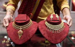 Giá vàng thế giới chạm đáy 1 tuần, đồng USD tăng vọt khi biến động Trung Đông leo thang, kỳ vọng Fed cắt giảm lãi suất sụt giảm