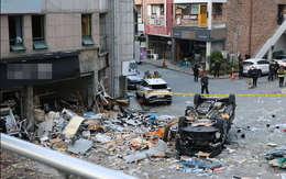 Trung tâm thương mại tại Hàn Quốc hoang tàn sau vụ nổ lúc nửa đêm: Mảnh kính găm đầy mặt đất, xe hơi lật nhào, nhiều người bị thương
