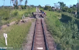 Khoảnh khắc xe công nông bị tàu hỏa húc văng khi băng qua đường sắt, 3 ông cháu thương vong