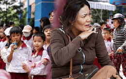 Cảnh tượng lạ giữa trưa nắng trước Trường Tiểu học Bình Quới Tây sau vụ 202 học sinh nghi ngộ độc ở TP.HCM