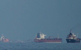 Iran đe dọa các cảng Trung Đông khi Mỹ bắt đầu phong tỏa eo biển Hormuz