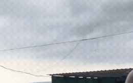 Vòi rồng cuốn thuyền đạp nước bay 15m ở bãi biển, du khách hoảng loạn bỏ chạy