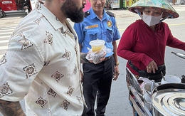 Khách Tây đánh rơi món đồ 500 ngàn giữa đường đứng hình trước cách xử lý của chú bảo vệ Việt Nam