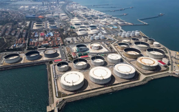 Giữa lúc eo biển Hormuz bị phong toả, một quốc gia vẫn ung dung nhận 38 triệu thùng dầu Iran đang 'nằm chờ sẵn'