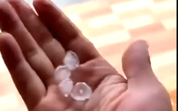 Clip: Đang nắng như đổ lửa, Đà Nẵng bất ngờ hứng mưa đá