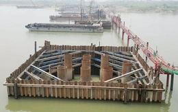 Cận cảnh cọc khoan nhồi cầu Hồng Hà dài 11 mét trên sông Hồng