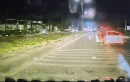 Thót tim clip tài xế bỏ xe cứu bé gái chạy ra giữa đường, đứng ngay trước đầu ô tô ở TP.HCM