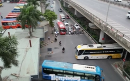 Khu vực bến xe Nước Ngầm sau khi xén dải phân cách