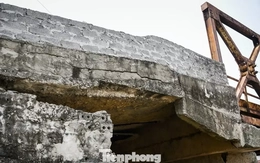 Hai cây cầu 'chờ sập' ở Ninh Bình