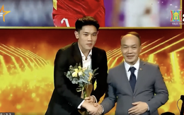 Đình Bắc diện vest bảnh bao nhận Gương mặt trẻ Thể thao của năm tại giải Cống hiến