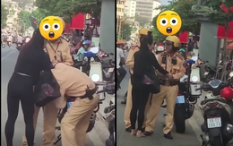 Giằng co với 2 CSGT giữa phố, giật tờ giấy xanh: Cô gái giải thích